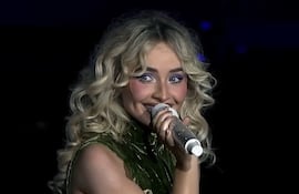 La cantante estadounidense Sabrina Carpenter en un momento de su presentación en el Lollapalooza Chile. La artista tiene previsto presentarse este miércoles en Asunción.