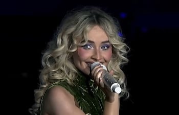 La cantante estadounidense Sabrina Carpenter en un momento de su presentación en el Lollapalooza Chile. La artista tiene previsto presentarse este miércoles en Asunción.