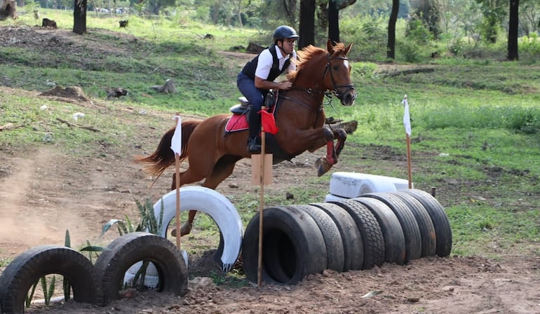 Alejandro Galeano, con Holdin, durante su turno en el Cross desarrollado en el predio del RC4.