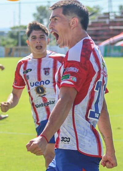 Augusto Ramón "Tuna" Giménez (32 años), figura goleadora del Sportivo Carapeguá.