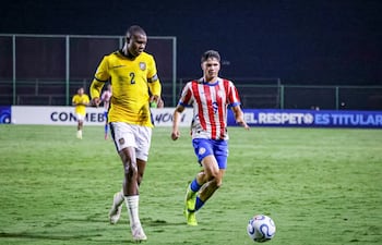 El defensor Ecuatoriano Deinner Ordoñez retrocede el esférico ante la presión del delantero albirrojo, Víctor López, en el duelo por la primera fecha del Sudamericano Sub 17 - Paraguay 2026.