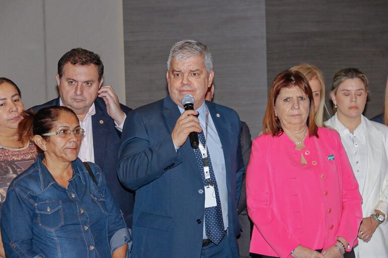 Ministra de Seguridad Argentina Patricia Bullrich en conferencia de prensa en Paraguay con familiares de víctimas del EPP.