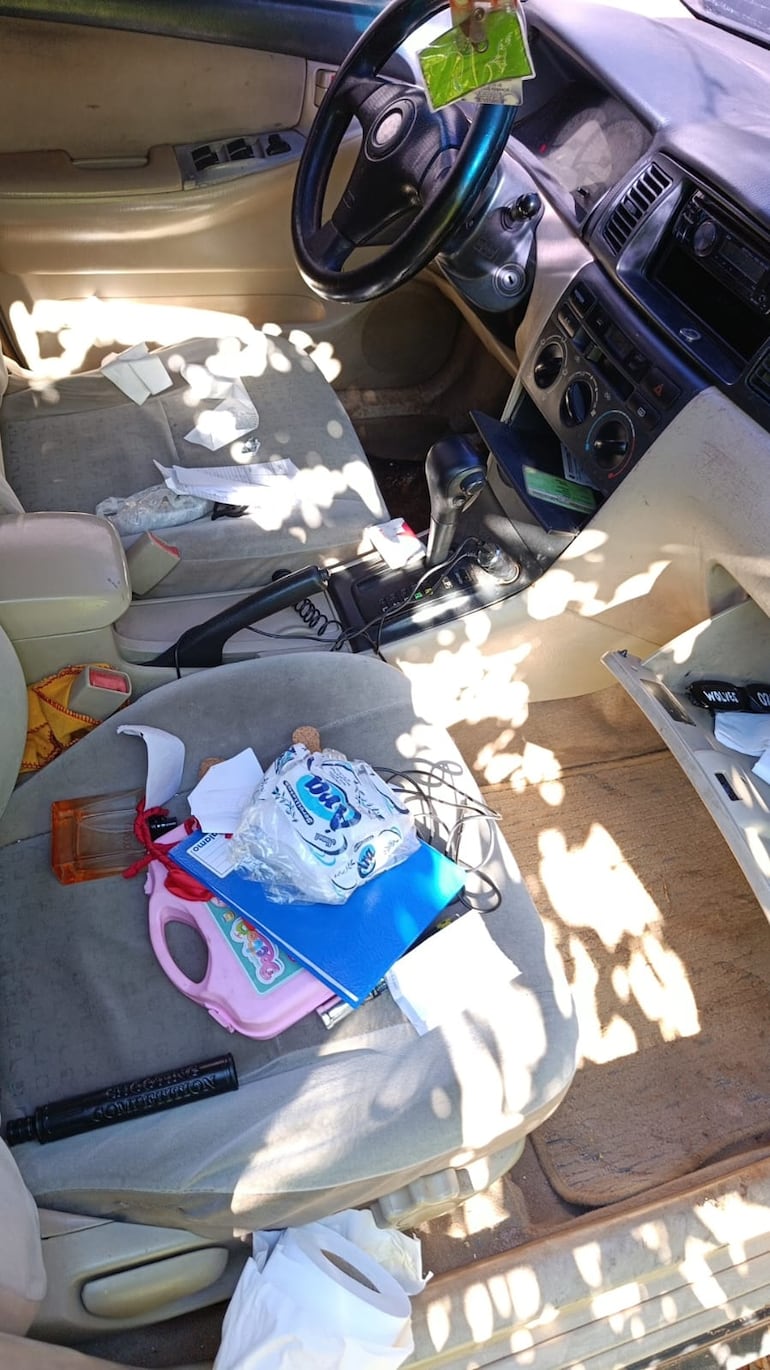 Así quedó el interior del vehículo de la víctima.