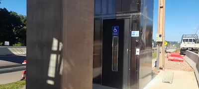 El ascensor de Pedrozo está instalado desde el 30 de abril de 2025, pero más de un año después todavía no funciona.