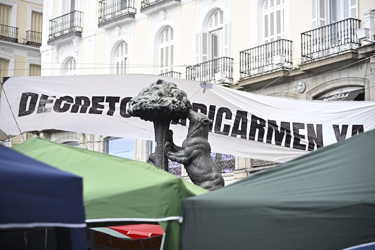 Los manifestantes regresan a la Puerta del Sol desde el Congreso de los Diputados tras la votación que ha rechazado los dos decretos sobre vivienda.