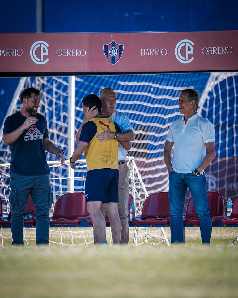 El seleccionador albirrojo, Gustavo Alfaro y el reencuentro con el lateral izquierdo Blas Riveros, en la sesión matinal del entrenamiento de Cerro Porteño.