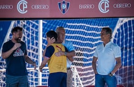 El seleccionador albirrojo, Gustavo Alfaro y el reencuentro con el lateral izquierdo Blas Riveros, en la sesión matinal del entrenamiento de Cerro Porteño.
