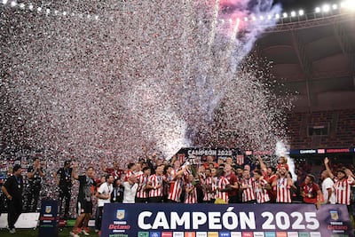 Festejo de los campeones. Al paraguayo Santiago Arzamendia se lo ve a la derecha, levantando el brazo. La celebración para el surgido en Cerro Porteño no fue completa debido a una lesión que parece ser de consideración.