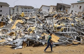 Entre las ruinas de edificaciones y el paso de la maquinaria que remueve los escombros, casi dos meses después de los potentes terremotos del 24 de junio, en el estado venezolano de La Guaira la rutina se ha abierto paso entre centenares de carpas en las que imperan la precariedad y la resistencia.