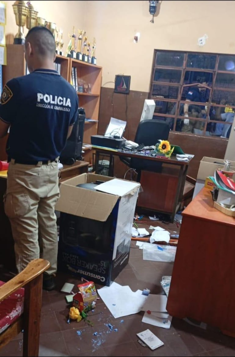 Un agente de Criminalistica realizando las diligencias en el lugar del hecho.