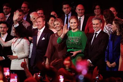 Los reyes holandeses Guillermo Alejandro y Máxima junto a la princesa Catalina Amalia saludan en la Celebración Nacional de los 750 años de Ámsterdam.