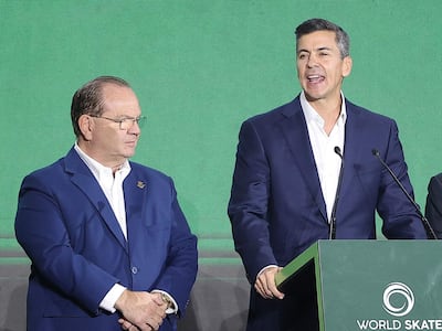 El presidente de Paraguay, Santiago Peña (c), habla junto al presidente del Comité Olímpico Paraguayo y derrotado candidato colorado a intendente de Asunción, Camilo Pérez (i),.