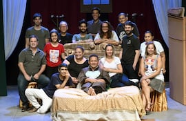 El equipo de Arlequín Teatro trabajando para llevar adelante el estreno de "El enfermo imaginario".