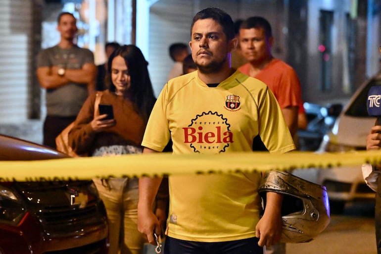 Un aficionado del Barcelona SC observa el lugar donde el futbolista Mario Pineida fue asesinado en Guayaquil, Ecuador, el 17 de diciembre de 2025. El futbolista ecuatoriano Mario Pineida murió en un ataque en la ciudad portuaria de Guayaquil este 17 de diciembre de 2025, un punto crítico de violencia en el país debido al narcotráfico, según informó su club, el Barcelona de Ecuador.