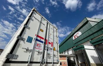 Tras aprobar estrictas normas internacionales de sanidad animal, producción industrial, control de calidad, cadena logística el Frigorífico FrigoChorti, junto a otros 8 frigoríficos nacionales fue seleccionado para la exportación de carne bovina al mercado de Canadá y es el primero en concretar un envío.