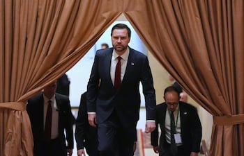 JD Vance (C), vicepresidente de Estados Unidos, llega a Pakistán, para las negociaciones entre EE.UU. e Irán.