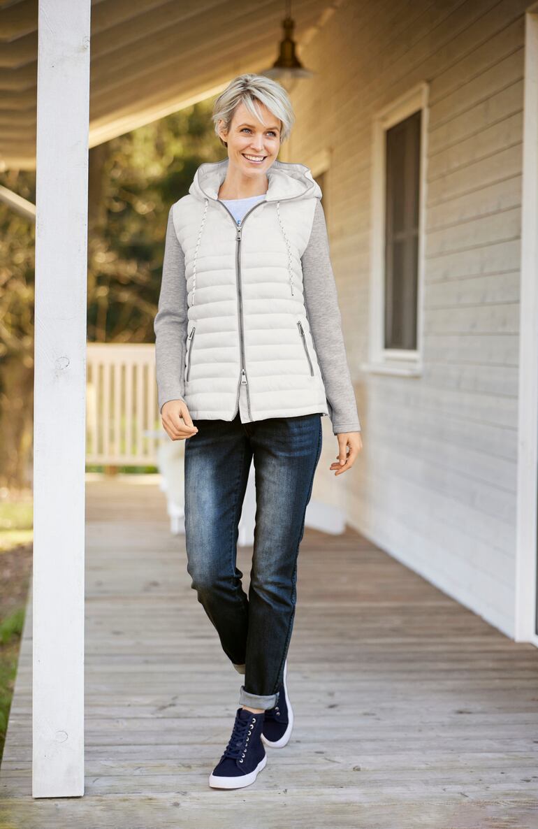 Para el gusto clásico, siempre irá bien el corte recto, el straight fit. Se adapta a todo tipo de figuras y puede combinarse de diversas maneras. Como en este modelo de Heine.