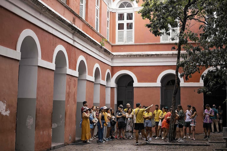 El guía turístico Roderick habla con un grupo de turistas durante un recorrido guiado por los escenarios de la película “O Agente Secreto” (El agente secreto) en el centro de la ciudad de Recife, en el estado de Pernambuco, Brasil, el 13 de febrero de 2026.