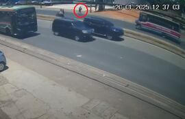 El vendedor ambulante que asaltó a una mujer en un colectivo huyó subiendo a otro ómnibus. La víctima fatal perdió el equilibrio tras el robo y cayó al pavimento.