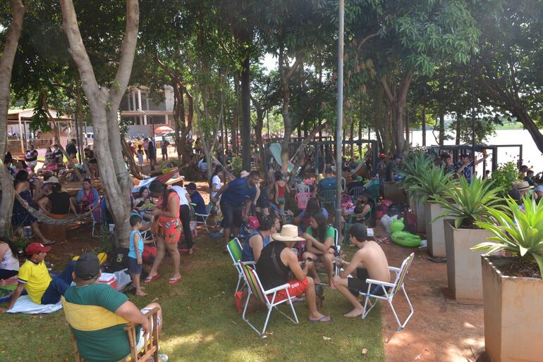 Muchos buscaron sombra para evitar una exposición directa al sol.