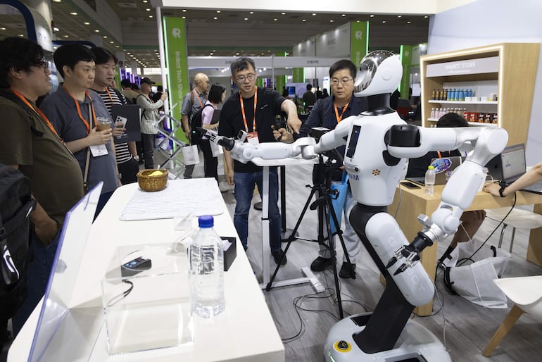 Personas visitan la feria tecnológica Robot Tech Show 2026 en el centro de exposiciones COEX de Seúl, Corea del Sur, el 10 de junio de 2026. El evento exhibe los últimos avances en tecnología robótica.