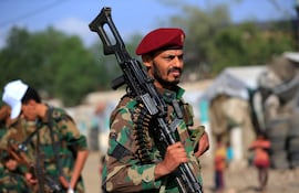 Un combatiente hutí en Saná, Yemen.