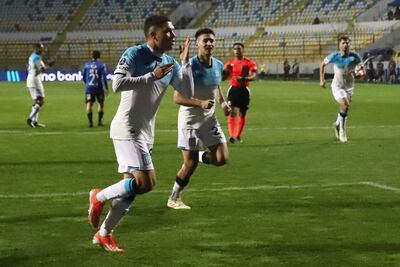 Juan Fernando Quintero de Racing celebra un gol este martes, en el partido de ida de octavos de final de la Copa Sudamericana entre Huachipato FC y Racing en el estadio Sausalito en Viña del Mar (Chile).