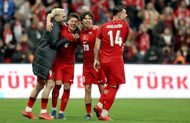 Baris Alper Yilmaz, Arda Guler, Ferdi Kadioglu y Abdulkerim Bardakci de Turquía celebran tras ganar el play-off europeo para la Copa Mundial de la FIFA 2026 entre Turquía y Rumania en Estambul, Turquía.
