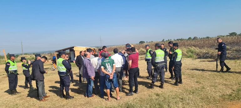 Los ocupantes quemaron gran parte de la propiedad y empezaron a construir las precarias viviendas.