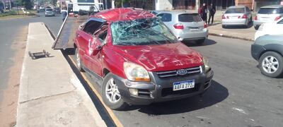 Así quedó el vehículo que volcó tras embestir el cordón de la veredad a gran velocidad sobre la avenida Eusebio Ayala.