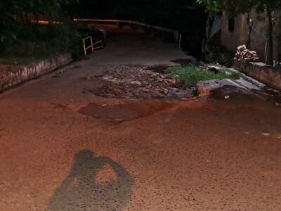 Uno de los cráteres en la calle.