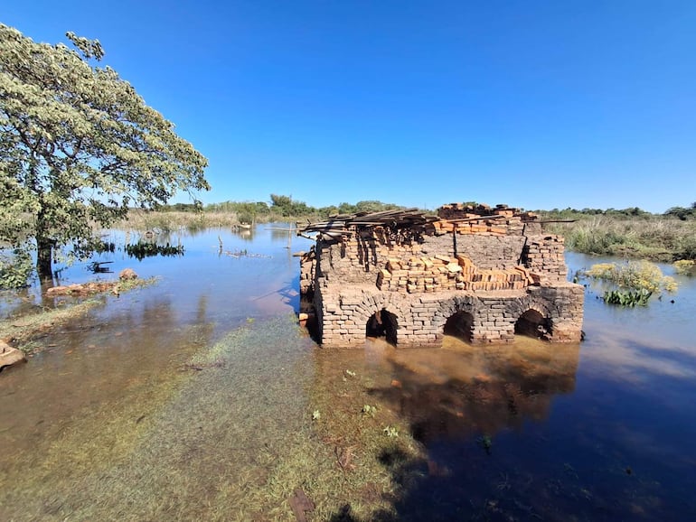 Desborde del río Paraná afecta la producción de ladrillos en zona de Ayolas.