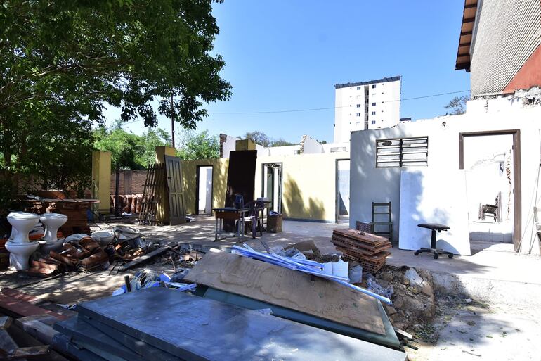 Aulas no fueron completamente demolidas y escombros están esparcidos por doquier en el Colegio Nacional de Lambaré.