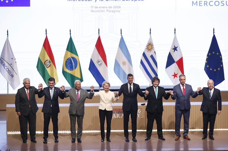 Líderes del Mercosur y la Unión Europea durante el acto de firma del acuerdo comercial, el pasado sábado en Asunción.