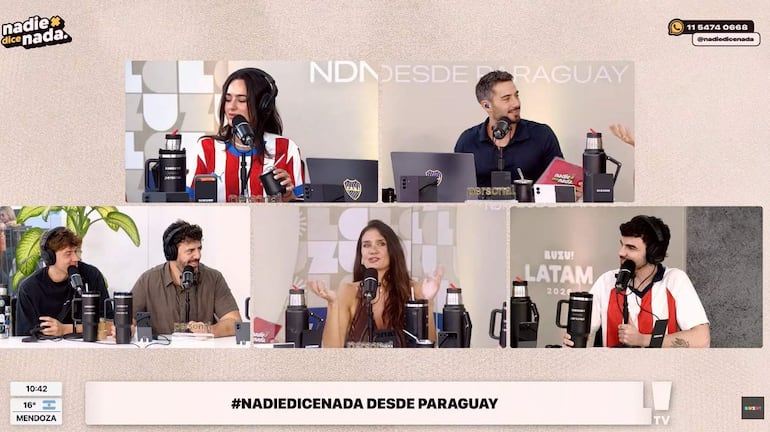 Seis miembros de 'Nadie dice Nada' dialogan animadamente con auriculares, en un estudio lleno de micrófonos y plantas.