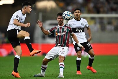 El paraguayo Junior Barreto (i), futbolista de Olimpia, pelea por el balón en el partido de ida de los cuartos de final de la Copa Libertadores 2023 en el estadio Maracaná, en Río de Janeiro, Brasil.