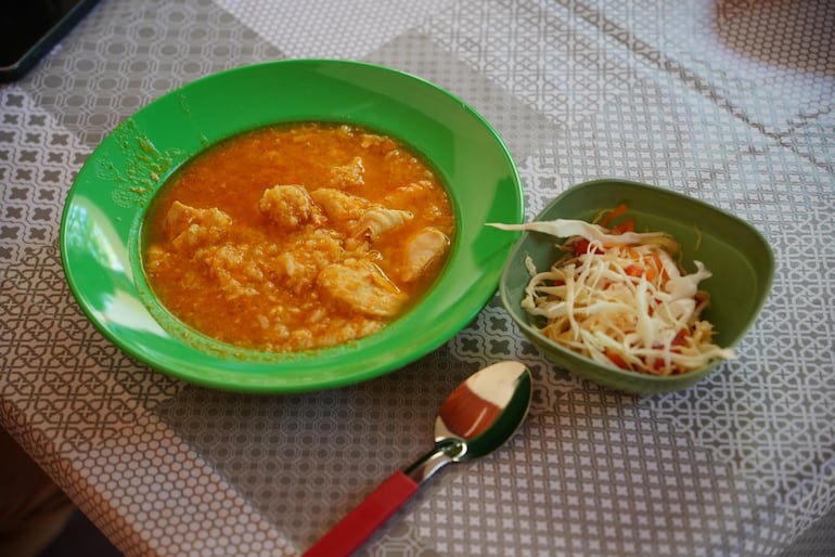 Ración servida por la empresa Ladero en una escuela de Caacupé.
