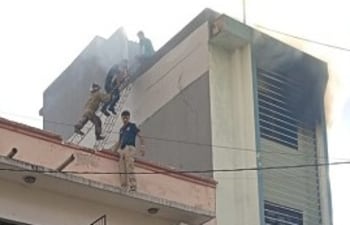 Bomberos improvisaron con estructura de hierro para rescatar a niño dos mujeres un adulto y un perro.