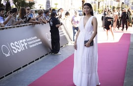 La actriz paraguaya Majo Cabrera posa en la alfombra roja del Festival de Cine de San Sebastián, en el estreno de la serie "Nada".