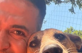 Carlos Miguel Ruiz y Julio, el perro que fue adoptado del refugio Los Pikilines.