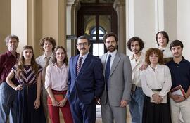 Ricardo Darín y Peter Lanzani, al frente del elenco de Argentina, 1985.