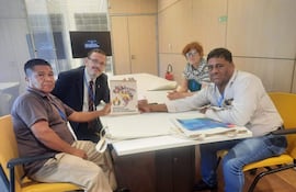 Los líderes Ava Guarani Paranaenses Cristobal Martínez (izq.) y Oscar Benites (der.), con Renato Simoes.