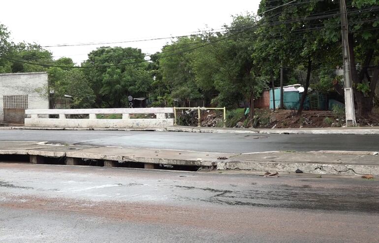 Puente ubicado sobre la avenida Luis María Argaña que con fuertes lluvias se desborda generan peligrosos raudales en la ciudad de Lambaré.