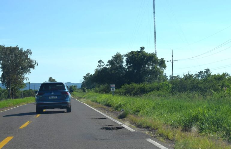 En el kilómetro 71 de la ruta PY01 los automovilistas deben sortear también los baches que minan el trayecto Carapeguá-Paraguarí.