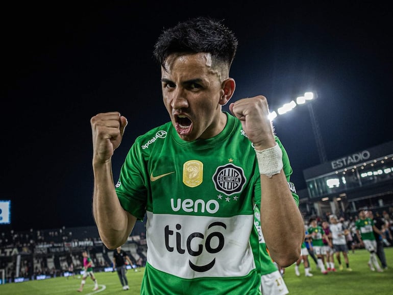 Romeo Benítez, jugador de Olimpia, celebra la victoria en un partido frente a Libertad por la fecha 12 del torneo Clausura 2026 de la Primera División de Paraguay en el estadio La Huerta, en Asunción, Paraguay.