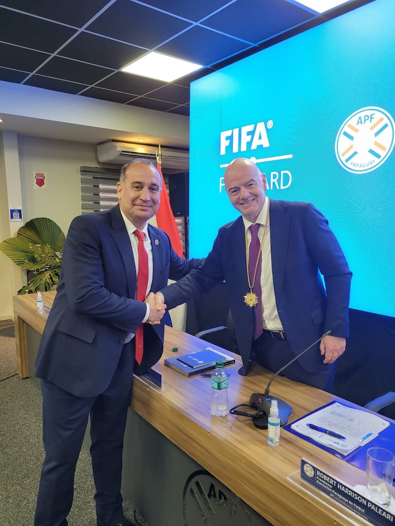 José Luis Alder sigue con su carrera ascendente en el Futsal mundial. En la foto junto a Gianni Infantino, titular de la FIFA.
