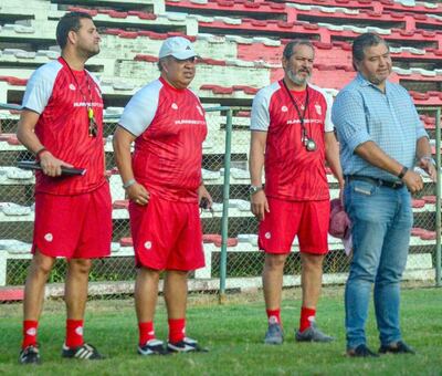 El presidente del Sportivo Limpeño, Luis Núñez, durante la presentación de Robert Pereira Molina (con kepis) y su cuerpo técnico para la temporada 2025 de la Primera División B.