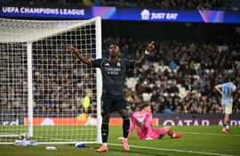 El delantero brasileño del Real Madrid, Vinícius Júnior (#07), celebra un gol que es posteriormente anulado por fuera de juego durante el partido de vuelta de los octavos de final de la UEFA Champions League entre el Manchester City y el Real Madrid, en el Etihad Stadium de Manchester.