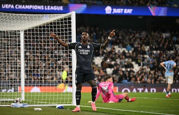 El delantero brasileño del Real Madrid, Vinícius Júnior (#07), celebra un gol que es posteriormente anulado por fuera de juego durante el partido de vuelta de los octavos de final de la UEFA Champions League entre el Manchester City y el Real Madrid, en el Etihad Stadium de Manchester.