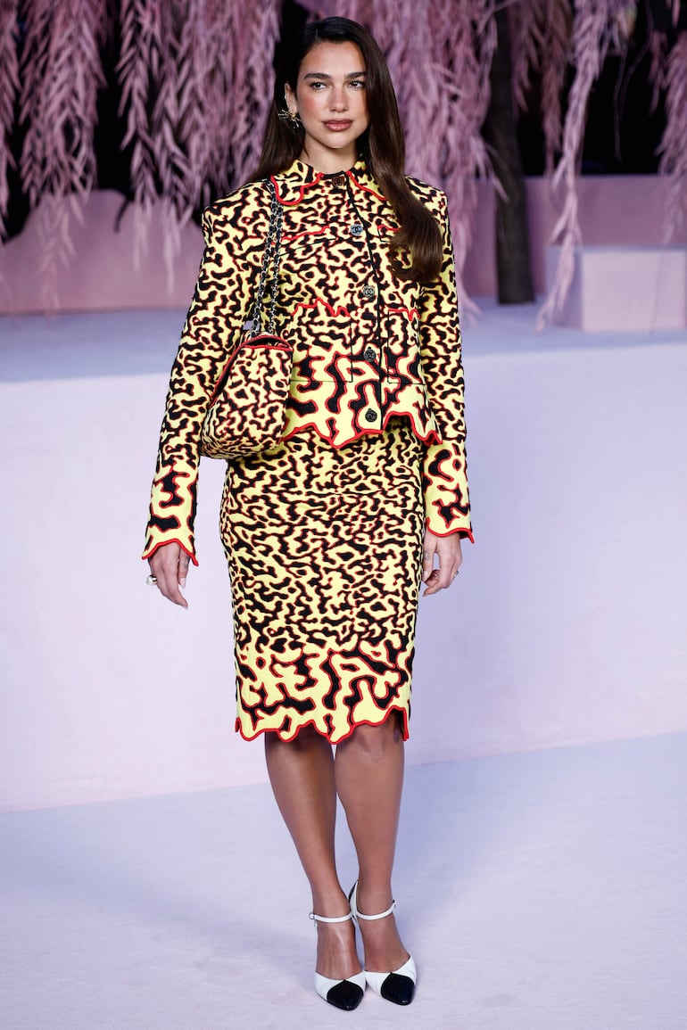 ¡Divina! Dua Lipa a su llegada al Chanel Women's Haute Couture Spring/Summer 2026 en París. (Sebastien DUPUY / AFP)